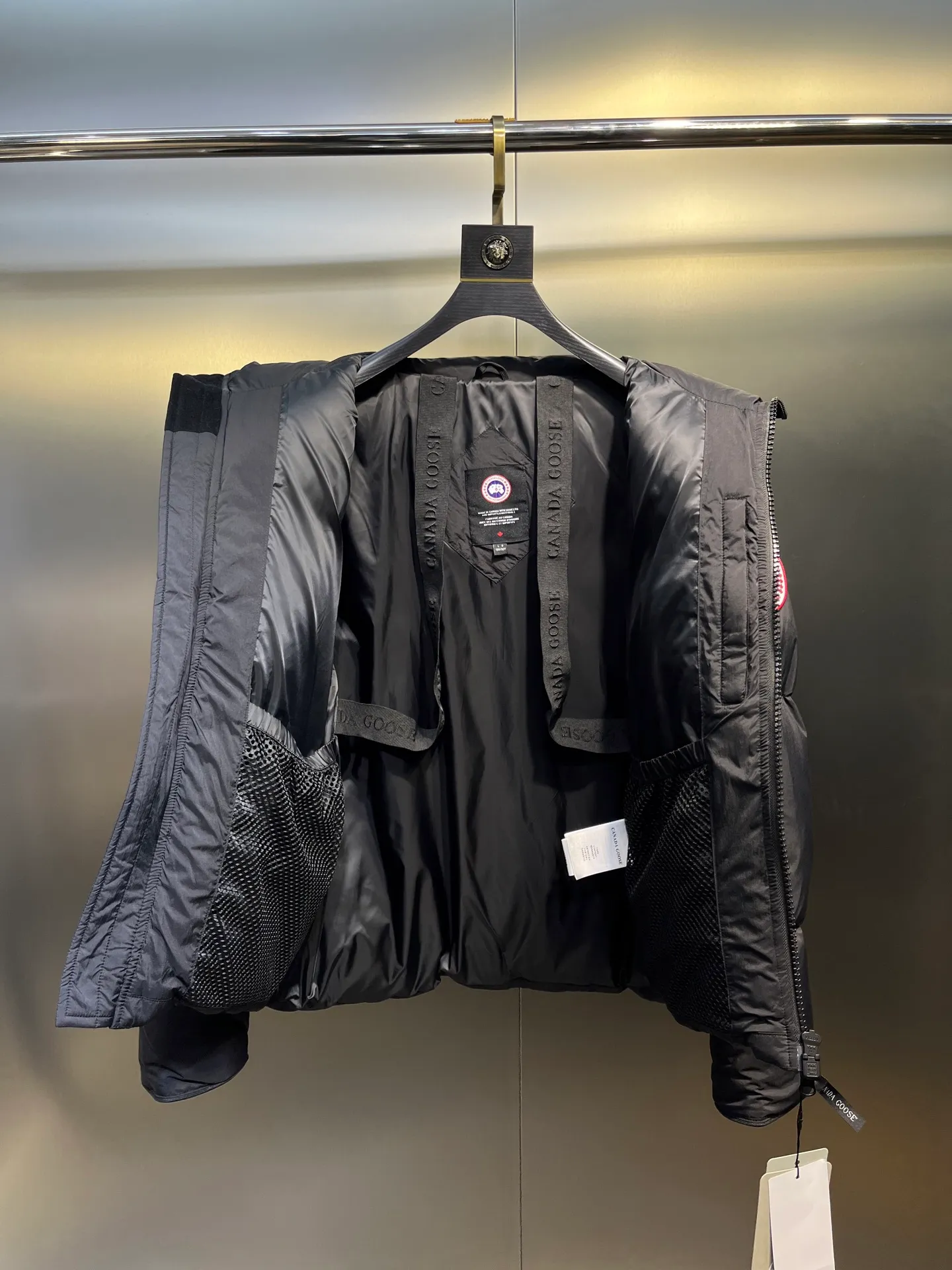 P800 Canada gooes】Large Goose Sleeve Stand Collar Down Jacket The Lawrence Down Jacket provides essential protection for everyday adventures. Delicately soft fabric, this is a water-repellent fabric that is soft to the touch yet durable. Filled with extremely fluffy white duck down. This piece has a quilted body and structured down. Padded collar and reflective double-stripe grip tape. Extended hem and tucked-in inner rib-knit cuffs.  Size: XS-2XL